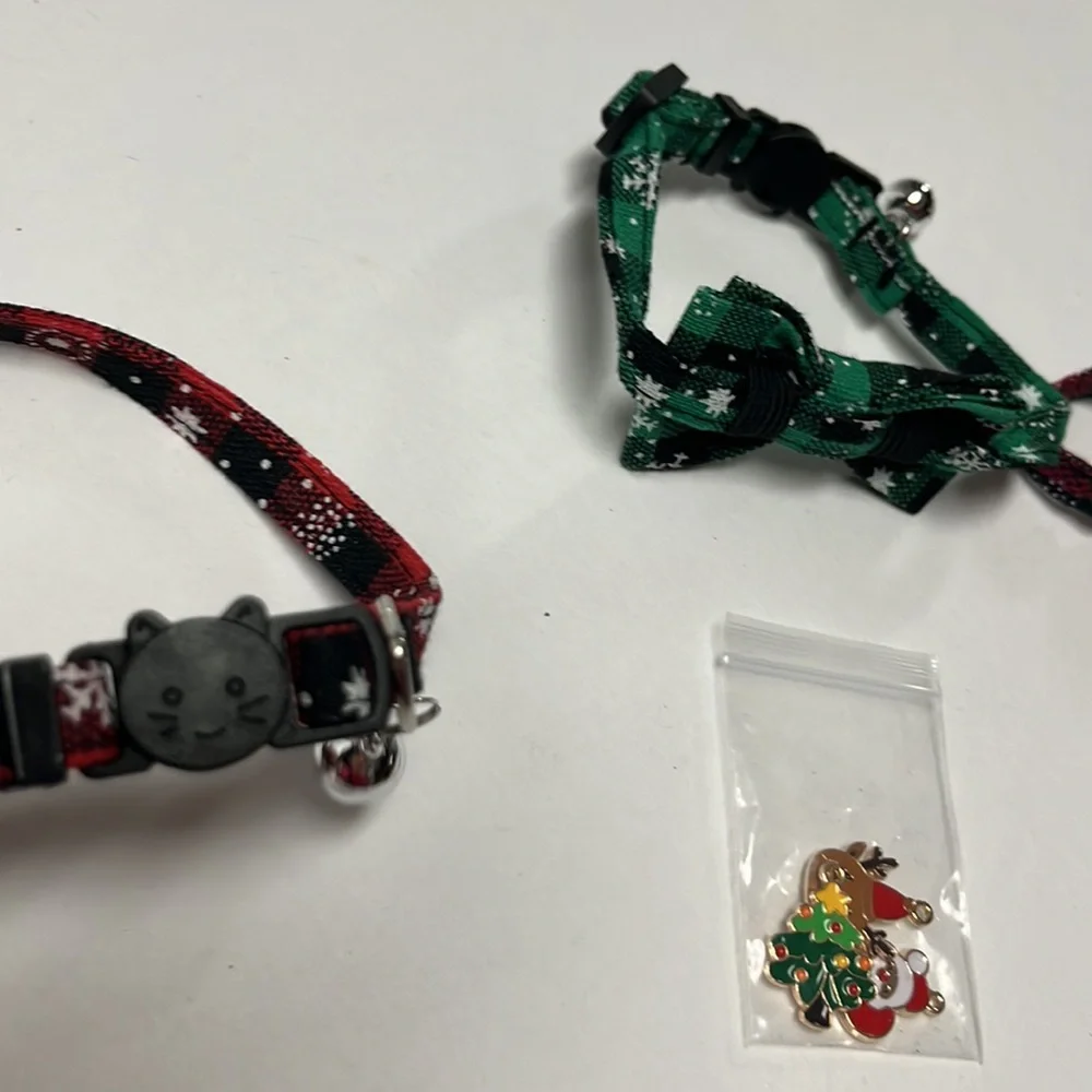 Adjustable holiday cat collars